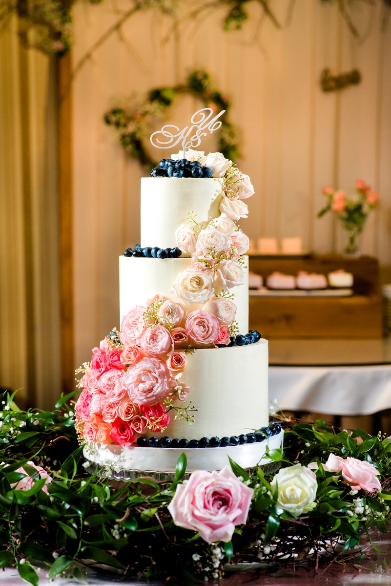 Подача трехъярусного торта 8,5 кг с декором из живых цветов и с бусами из черники