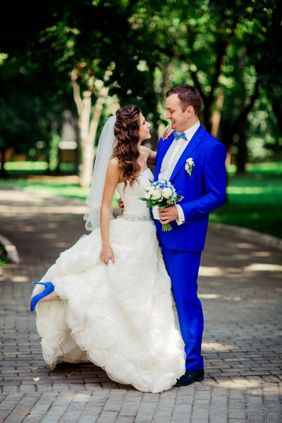 Костюм жениха в одном цвете с туфлями невесты